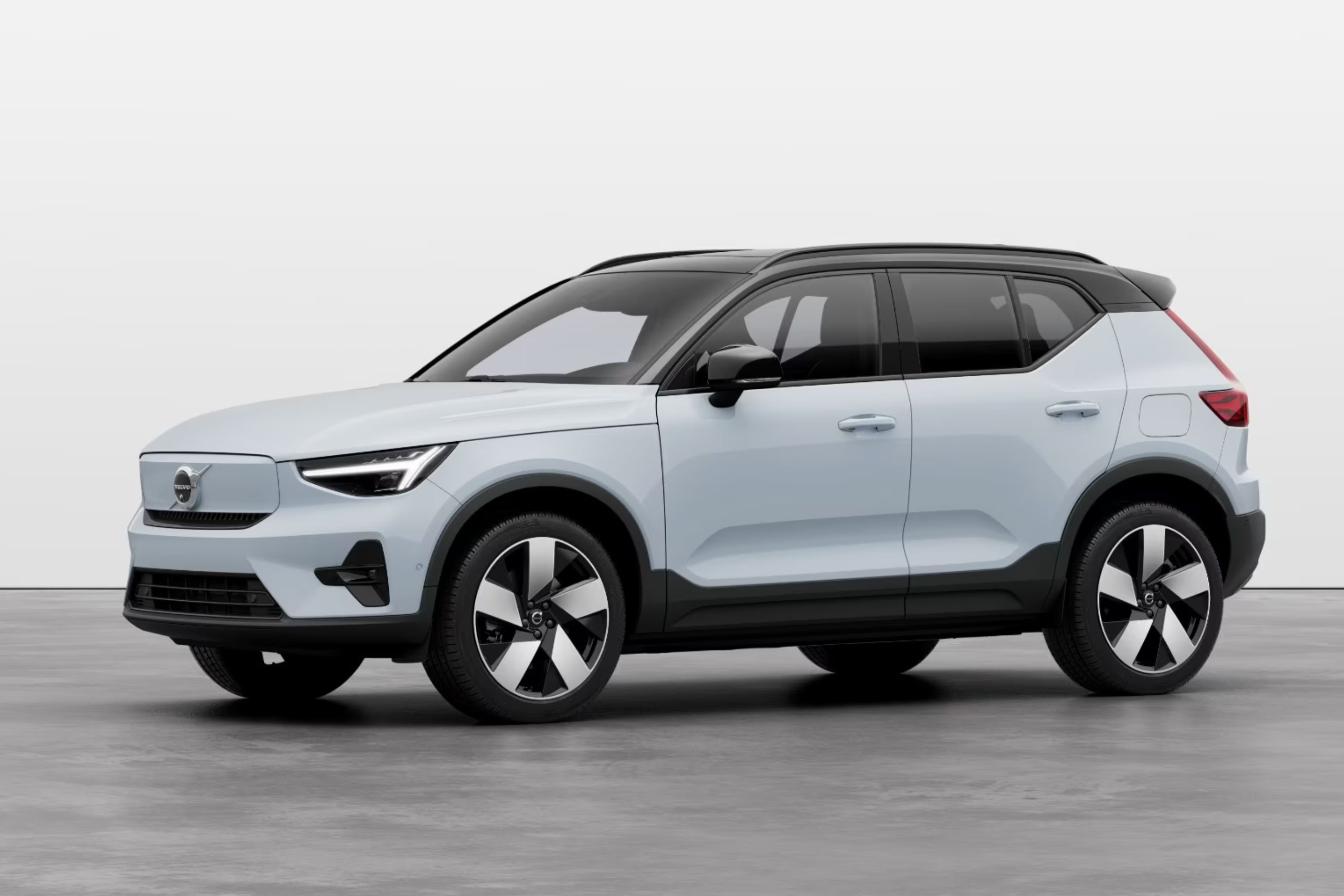 Volvo XC40 pure electric towing a caravan